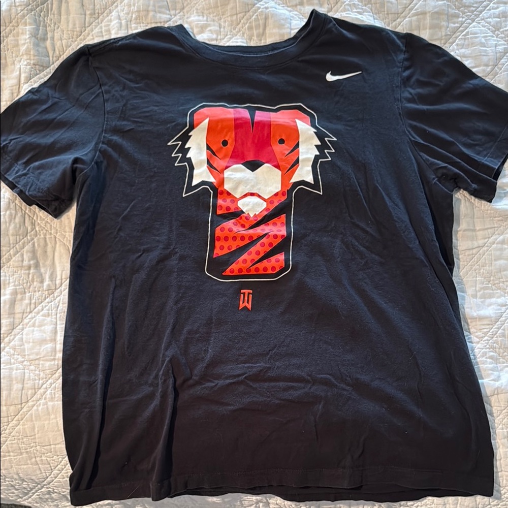 NIKE TIGER WOODS LIMITED EDITION T SHIRT. SIZE L.